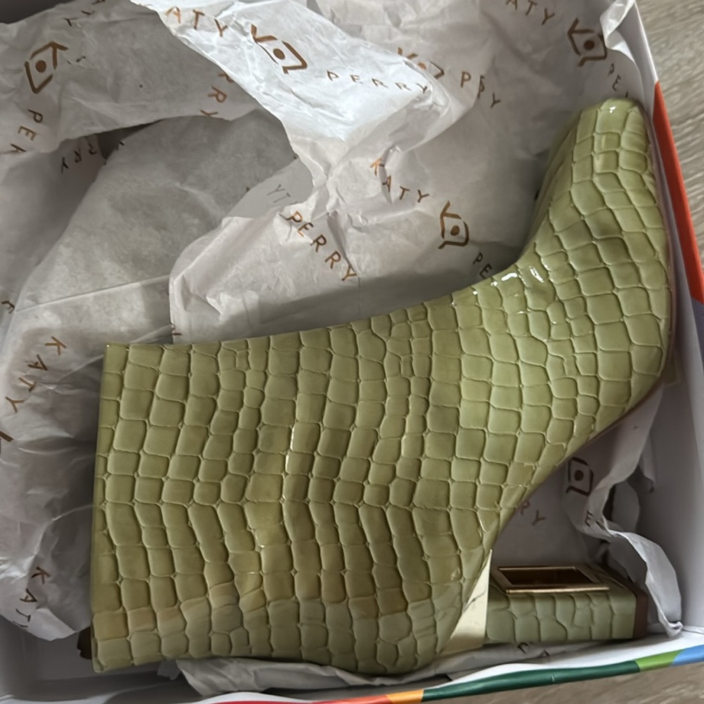 Women’s Katy Perry The Hollow Heel Bootie - Green Fig retails $150 - Picture 7 of 7